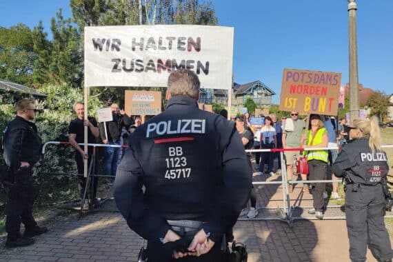 Demonstration gegen AfD-Wahlparty mit Transparenten und Protestierenden in Brandenburg.