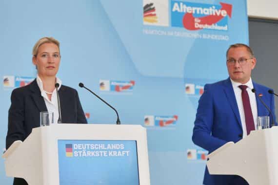 Alice Weidel und Tino Chrupalla posieren, während die AfD für rechtsextreme Äußerungen kritisiert wird.
