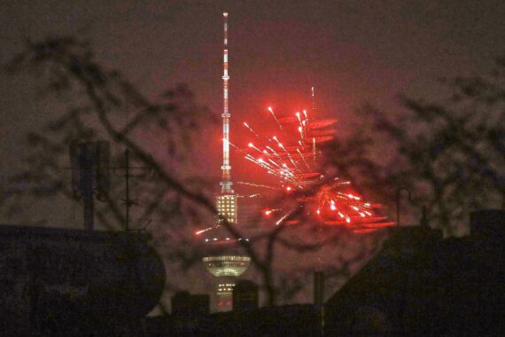 Silvesterfeuerwerk über dem Berliner Fernsehturm, symbolisiert das traditionelle Fest mit Risiken.