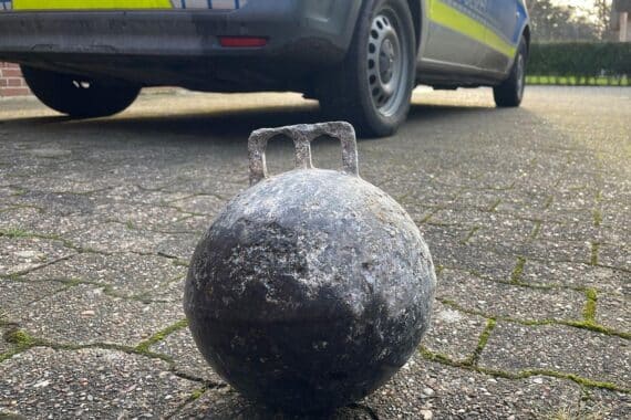 Eine metallene Kugel am Strand, Warnung vor gefährlichen Fundstücken und unvorsichtiger Handhabung.