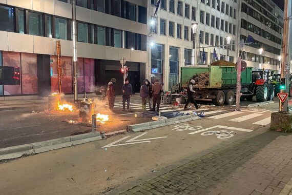 Bauern protestieren vor dem EU-Gipfel gegen GAP-Reformen, Kürzungen und unfaire Handelspolitik.