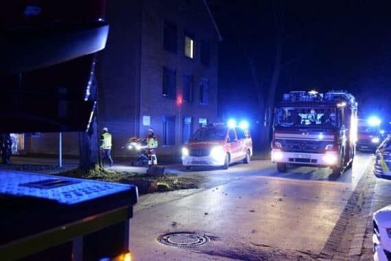 Feuerwehr im Einsatz, Brandbekämpfung in Klinik, Patienten evakuiert, Rauchentwicklung sichtbar.