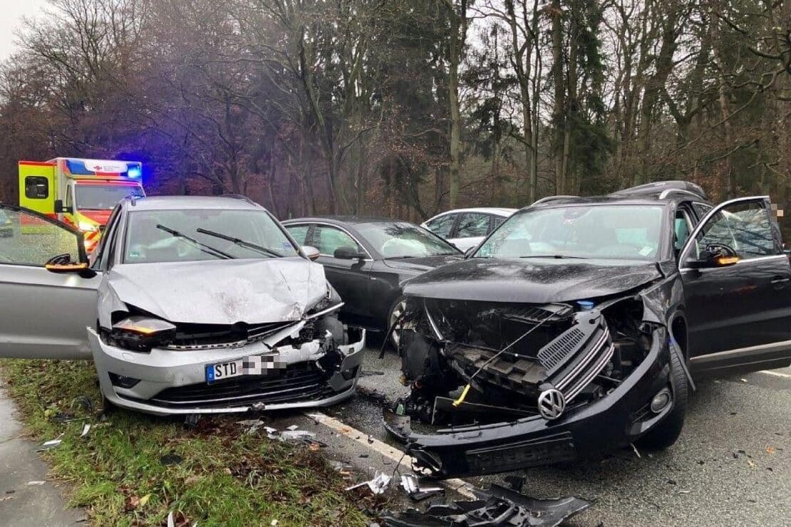 Mehrere Fahrzeuge kollidieren auf B73 bei Buxtehude