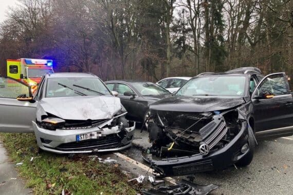 Schwerer Verkehrsunfall auf Bundesstraße: beschädigte Fahrzeuge, Einsatzkräfte, blockierte Fahrbahn, Verkehrschaos.