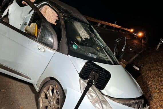 Citroën-Unfall auf glatter Straße mit Polizei und beschädigtem Fahrzeug in Ründeroth.