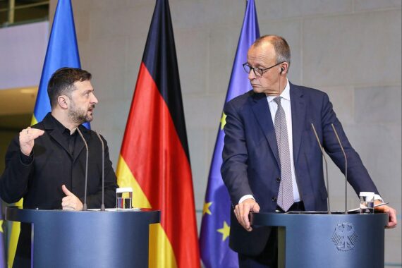 Selenskyj und Merz diskutieren über Ukraine-Verhandlungen, optimistische Stimmung, Frieden im Fokus.