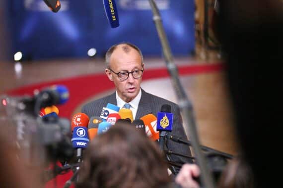 Friedrich Merz diskutiert in Brüssel über russische Vermögen und das Mercosur-Abkommen.