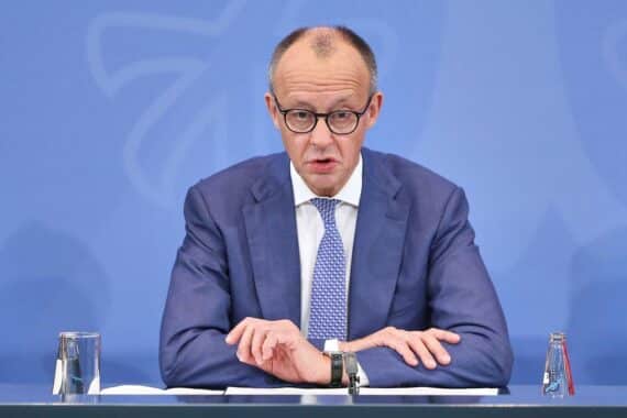 Friedrich Merz spricht optimistisch über Reformen und die Zukunft Deutschlands in seiner Neujahrsansprache.