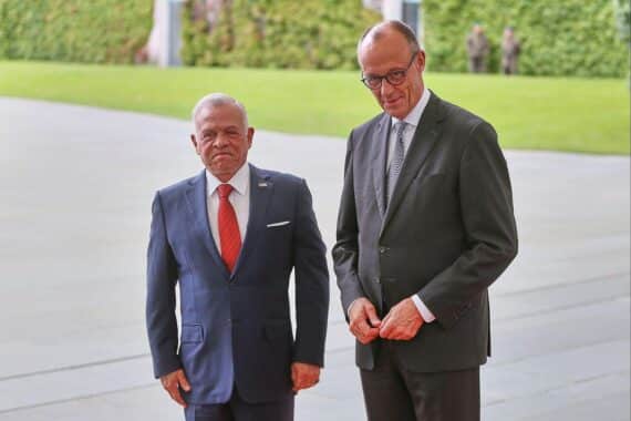 Friedrich Merz und König Abdullah II. im Gespräch über deutsch-jordanische Partnerschaft und regionale Sicherheit.
