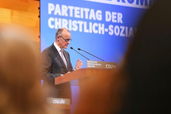 Friedrich Merz spricht auf dem CSU-Parteitag über Regierungskoalition, Modernisierung und weniger Regulierung.