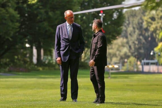 Friedrich Merz und Wolodymyr Selenskyj diskutieren über Friedensgespräche mit Donald Trump.