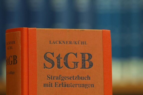 Bibliothek mit Strafgesetzbuch, Symbol für Rechtsprechung und aktuelle Kriminalfälle in Frankfurt.