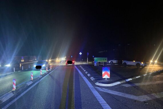 Unfall auf B10: Motorradfahrer verletzt nach Zusammenstoß mit Auto, Stoppschild missachtet.