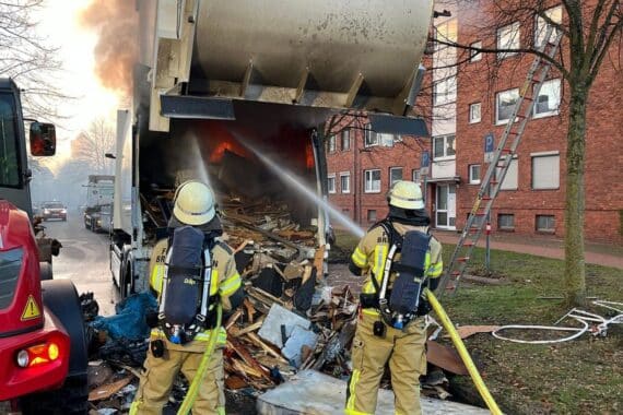 Feuerwehr löst Brand in brennendem Müllfahrzeug mit Teleskop-Radlader nach technischer Panne.