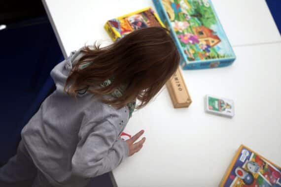 Spielendes Kind in einer Kita, Symbol für frühkindliche Bildung und deren Finanzierung.