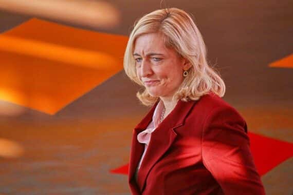 Nina Warken spricht zur Kritik an Beitragserhöhungen gesetzlicher Krankenkassen in Berlin.