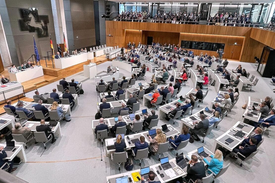 Niedersachsen beschließt Haushalt 2026 mit milliardenschwerem Investitionspaket