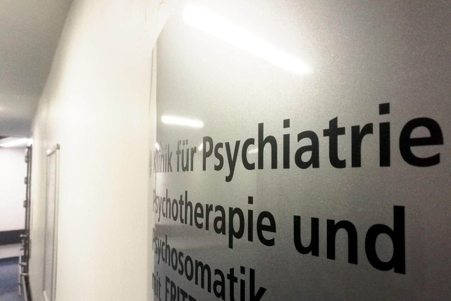 Symbolbild einer psychiatrischen Klinik, Fokus auf Verbesserung der Versorgung psychisch kranker Menschen.