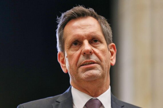 Olaf Lies diskutiert Reform des Rentensystems: Beitragsjahre statt Lebensalter für den Renteneintritt.