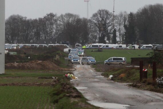 Räumung von Lützerath: Leere Häuser, Schilder und Hinweise auf Betretungsverbot.