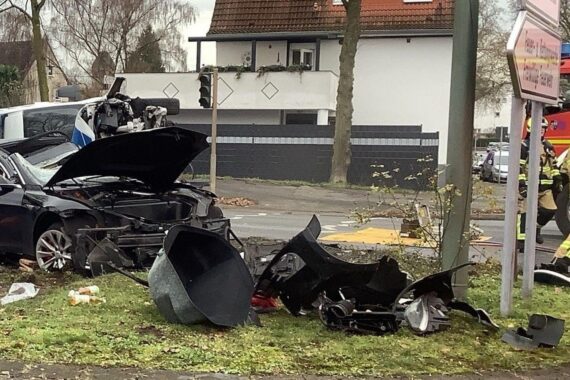 Verkehrsunfall in Gelsenkirchen: Polizei, Feuerwehr, Rettungsdienst am Einsatzort, gesperrte Straße.