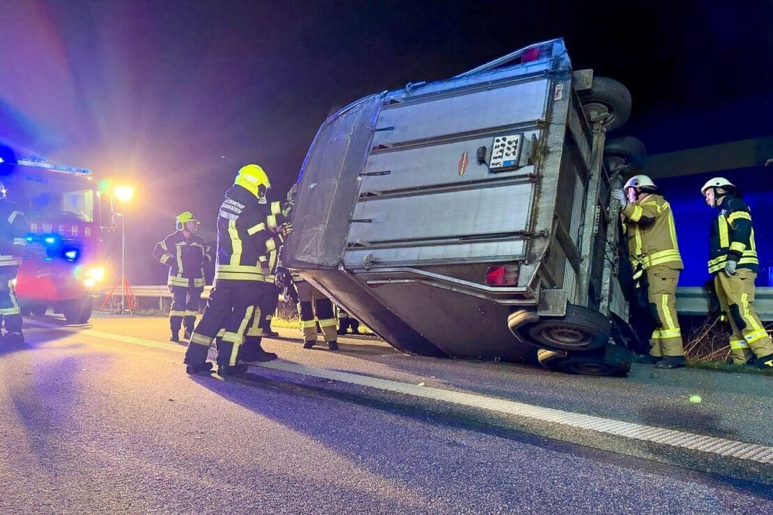 Pferde nach Unfall mit Transporter auf A28 bei Ganderkesee gerettet