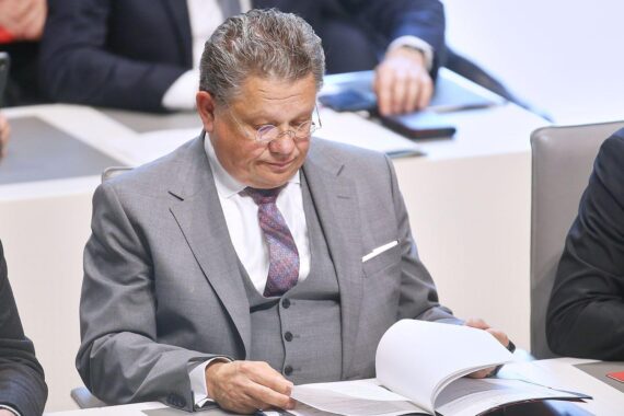 Andreas Philippi spricht über Pflegegesetz, Stärkung der Fachkräfte und gesundheitliche Finanzen.