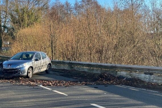 Pkw-Unfall: Fahrzeug prallt gegen Leitplanke, Fahrer verletzt, Fahrzeug stark beschädigt.