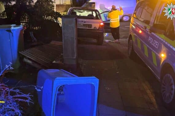 Ein Unfall, Pkw im Vorgarten, Polizei vor Ort, beschädigte Zäune, Museumsstück.