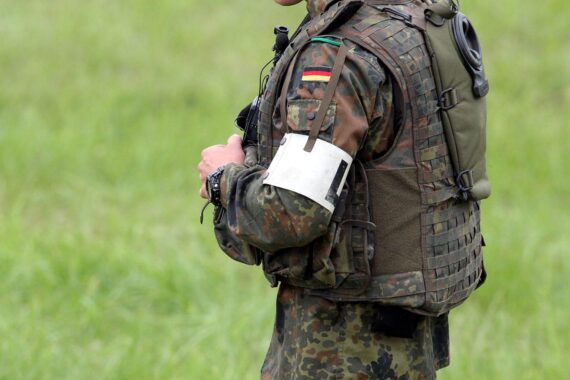 Bundeswehr-Soldaten in Uniform, Kontext: Aufklärung von Rassismus- und Sexismusvorwürfen im Militär.
