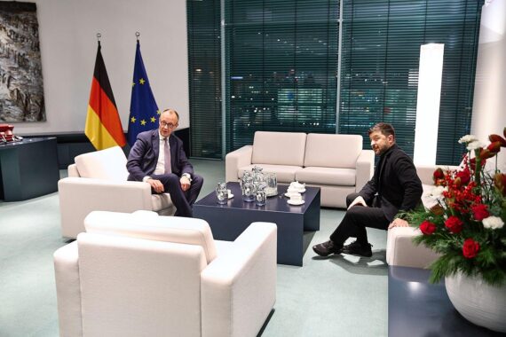 Friedrich Merz und Wolodymyr Selenskyj diskutieren über Ukraine-Konflikt und internationale Unterstützung in Berlin.
