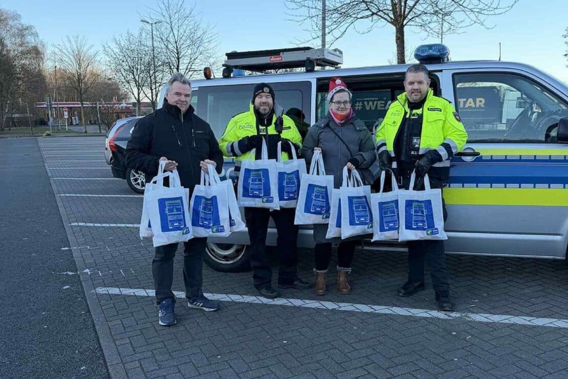 Polizei Lüneburg überrascht Fernfahrer an Weihnachten mit Geschenken