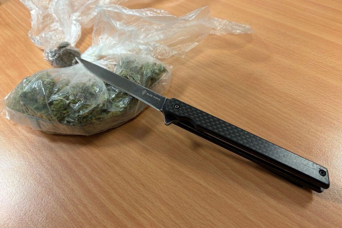 Polizei fasst Frau mit Haftbefehl und stellt Drogen und Messer in Hagen sicher