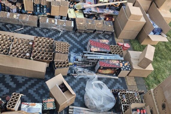 Polizei sichert große Menge verbotener Pyrotechnik bei Razzia in Falkensee.