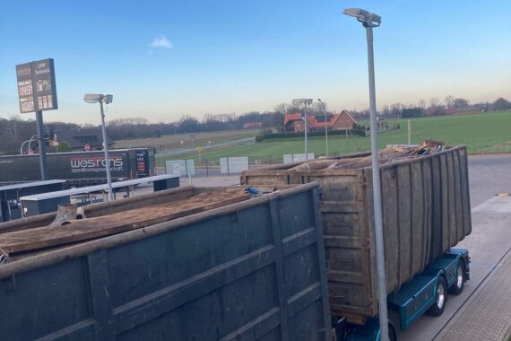 Ein überladener niederländischer Lkw mit Schrott steht an einer Polizeikontrolle.