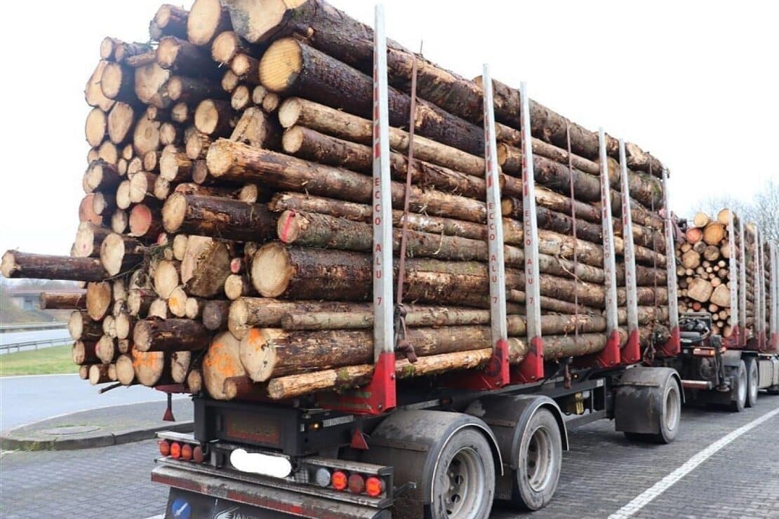 Polizei stoppt massiv überladenen Holztransport in der Eifel