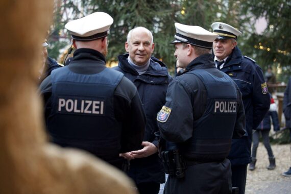 Innenminister Poseck und Polizeipräsident Tegethoff überprüfen Sicherheitsvorkehrungen auf Weihnachtsmarkt.