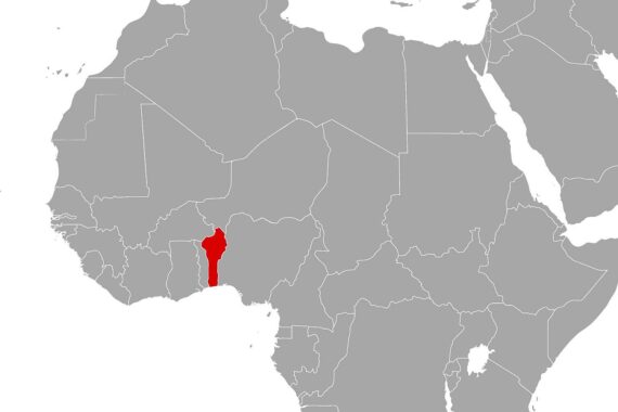 Militärsoldaten übernehmen Kontrolle über Fernsehsender im Putschversuch gegen Präsident Talon in Benin.