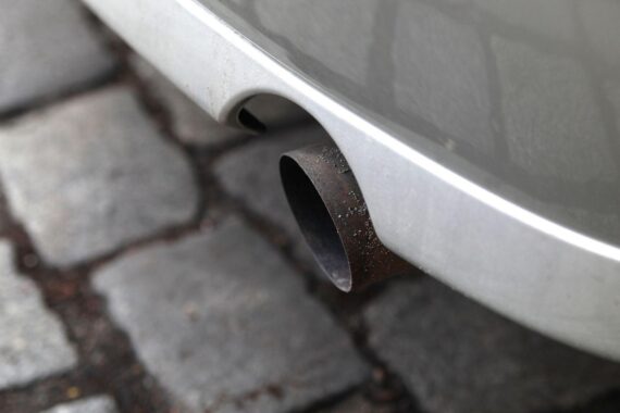 Auspuff eines Autos, symbolisiert die Debatte über Verbrennungsmotoren und E-Mobilität in Deutschland.