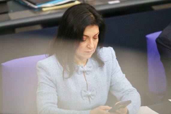 Bundeswirtschaftsministerin Katherina Reiche fordert umfassende Reformen für mehr Arbeitsstunden und flexiblen Kündigungsschutz.