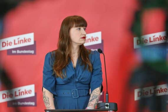 Heidi Reichinnek spricht über Migräne und fordert mehr Offenheit gegenüber Krankheiten in der Politik.