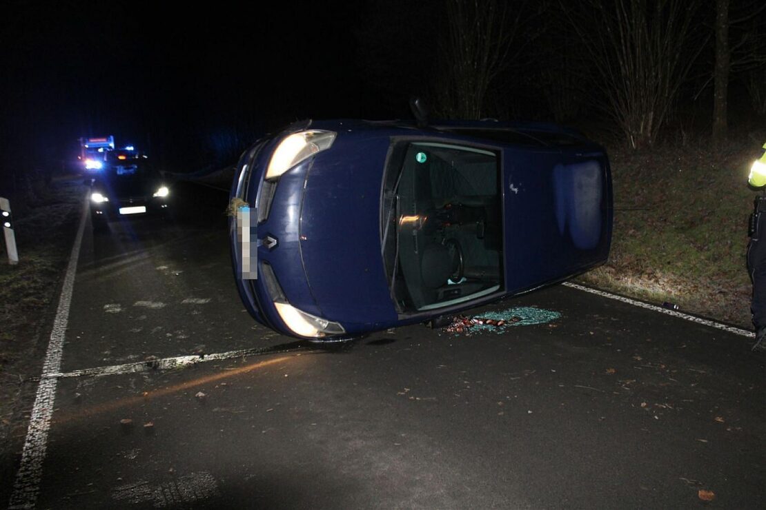 Renault kippt auf Siegener Kreisstraße nach Unfall bei Glätte