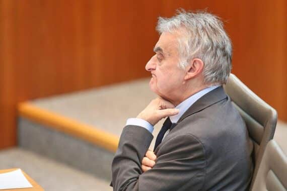 Herbert Reul warnt vor AfD-Zusammenarbeit, betont Demokratiegefährdung und persönliche Konsequenzen.