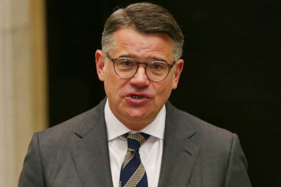 Boris Rhein spricht in einer Ansprache über Dialog, Toleranz und Demokratie in Hessen.