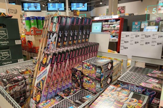 Ein Verkaufsstand für Feuerwerksartikel mit Böllern und Sicherheitsinformationen.