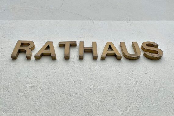 Rathausgebäude als Symbol für Kommunalfinanzen und politischen Streit um Schuldenhilfe.