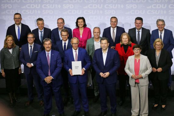 Koalitionsvertrag unterzeichnet: CDU, CSU, SPD im politischen Austausch für die Zukunft Deutschlands.