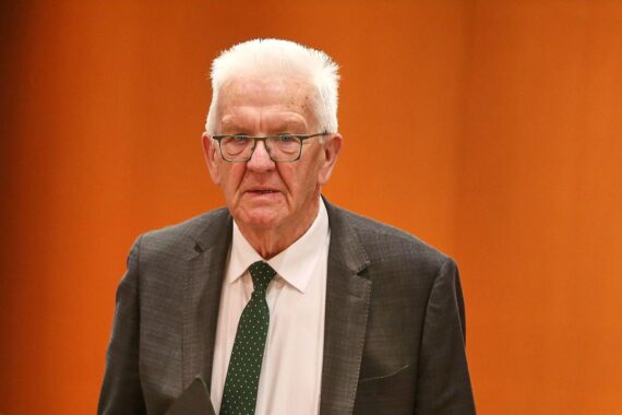 Winfried Kretschmann wird kritisiert für seine Kehrtwende in der Bildungspolitik und Ganztagsschulen.