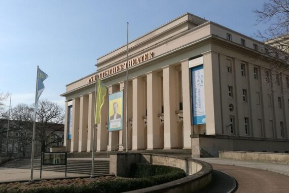 Vibrante Bühne mit Schauspielern, die das vielfältige Theaterangebot Sachsen-Anhalts repräsentiert.