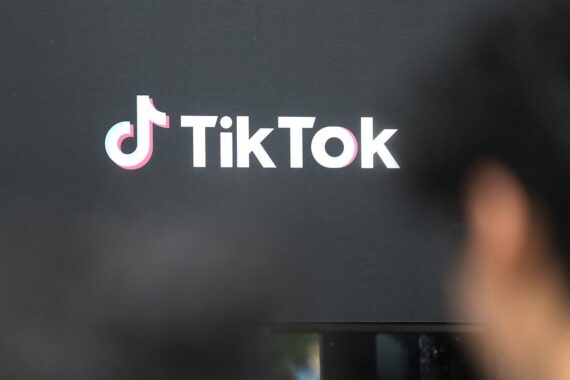 Tiktok-Logo mit Text: Sachsen-Anhalt startet Kanal für junge Leute, Politik verständlich und unterhaltsam.